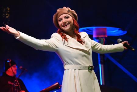 Temperamentna Tanja Žagar je razgrela kamniško publiko za najdaljšo noč v letu in silvestrovanje v centru Pravljičnega Kamnika (31)